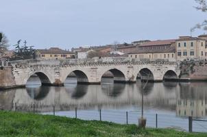 ponte romana em rimini foto