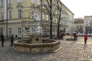 lviv, ucrânia mar. 12, 2022 guerra na Ucrânia. em lviv, monumentos e edifícios de valor histórico estão sendo preparados para um possível bombardeio. esculturas são cobertas com uma película protetora foto