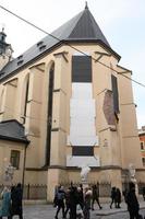 lviv, ucrânia - 12 de março de 2022. a guerra na ucrânia. os vitrais da catedral latina são cobertos com escudos de metal para segurança. foto