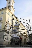 lviv, ucrânia mar. 12, 2022 guerra na Ucrânia. em lviv, monumentos e edifícios de valor histórico estão sendo preparados para um possível bombardeio. esculturas são cobertas com uma película protetora foto