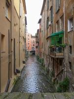canal na cidade velha de bolonha em emilia romagna itália foto