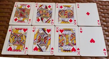 jogando cartas com ás, rei, rainha e coringa. foto