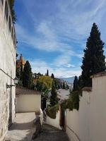 rua granada no bairro realejo com vista para a serra nevada foto