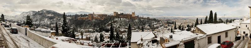 tempestade de neve com lama nas calçadas. granada foto