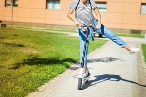 mulher andando pela cidade em uma scooter elétrica foto