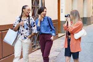 senhora de conteúdo tirando foto de amigas encantadas na rua