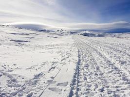 estância de esqui da serra nevada no inverno, cheia de neve. foto