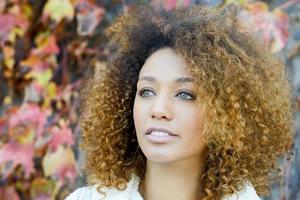 jovem afro-americana com penteado afro e olhos verdes foto