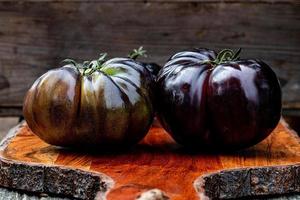 tomates pretos da herança na tábua foto