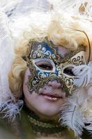 Veneza, Itália, 2013 - pessoa não identificada com máscara de carnaval veneziano em Veneza, Itália. em 2013 é realizada de 26 de janeiro a 12 de fevereiro. foto