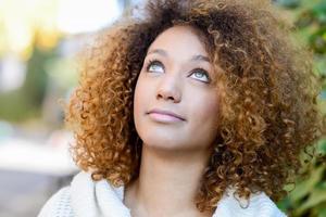 jovem afro-americana com penteado afro e olhos verdes foto