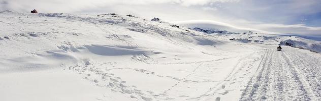 estância de esqui da serra nevada no inverno, cheia de neve. foto