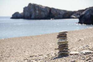 seixos em equilíbrio na praia foto