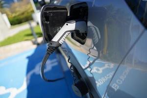 reabastecer um carro elétrico, uma alternativa amiga do ambiente foto