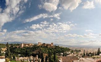 panorama da paisagem de alhambra e granada de albaicin foto