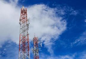 antena e torre de celular no céu azul foto