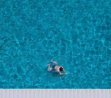 imagens de vista aérea da piscina em um dia ensolarado. foto