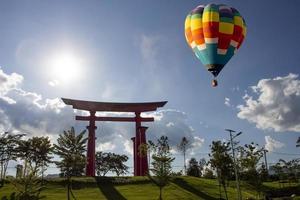 17 de novembro de 2019 hinoki lans stone gate and balloon, chai prakan district, província de chiang mai, tailândia foto