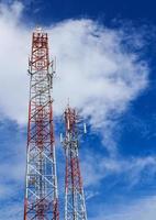 antena e torre de celular no céu azul foto
