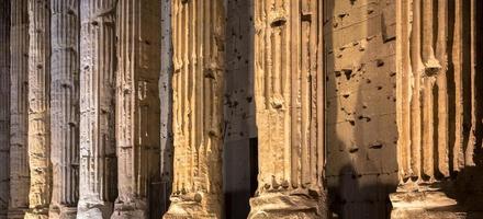 detalhe da arquitetura de colunas iluminadas do panteão à noite, Roma - Itália foto