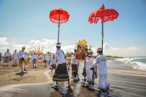 sanur, bali, indonésia, 2015 - melasti é uma cerimônia e um ritual hindu de purificação balinesa foto