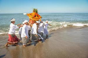 sanur, bali, indonésia, 2015 - melasti é uma cerimônia e um ritual hindu de purificação balinesa foto