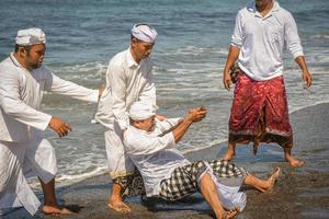 sanur, bali, indonésia, 2015 - melasti é uma cerimônia e um ritual hindu de purificação balinesa foto