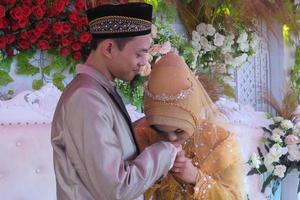 16 de junho de 2021 em Cianjur Regency, West Java, Indonésia. o romance de dois casais. casamento muçulmano indonésio. foto