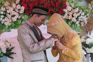 16 de junho de 2021 em Cianjur Regency, West Java, Indonésia. o romance de dois casais. casamento muçulmano indonésio. foto