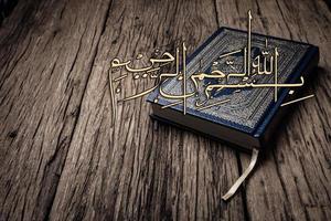 bismillah significa em nome de Allah arte árabe com Alcorão Livro Sagrado dos Muçulmanos item público de todos os muçulmanos. foto