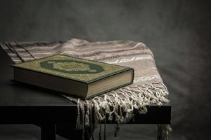 Alcorão livro sagrado dos muçulmanos item público de todos os muçulmanos na mesa, natureza morta foto