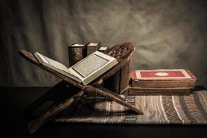 Alcorão - livro sagrado dos muçulmanos item público de todos os muçulmanos na mesa, natureza morta foto