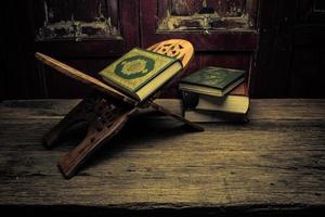 alcorão livro sagrado dos muçulmanos item público de todos os muçulmanos natureza morta foto