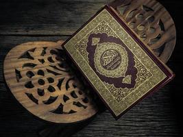 alcorão livro sagrado dos muçulmanos item público de todos os muçulmanos natureza morta foto