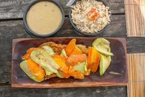 peixe grelhado com desfiado com legumes frescos um prato comum no nordeste do brasil foto