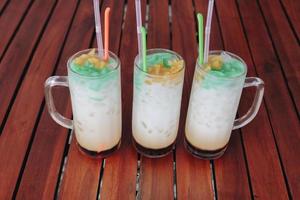 es cendol, bebida tradicional de java. cendol é uma sobremesa popular doce gelada que contém gotículas de geleia de farinha de arroz verde, leite de coco e xarope de açúcar de palma foto