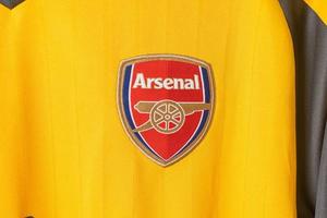 bangkok, tailândia - 18 de janeiro de 2022 - logotipo do arsenal na camisa retrô do arsenal temporada 2016-2017 foto