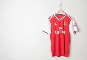 bangkok, tailândia - 18 de janeiro de 2022 - arsenal retro shirt home jersey temporada 2019-2020 foto