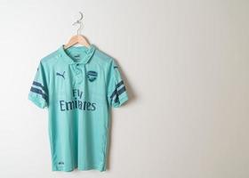 bangkok, tailândia - 18 de janeiro de 2022 - camisa retrô arsenal terceira camisa temporada 2018-2019 foto