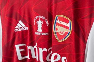 bangkok, tailândia - 18 de janeiro de 2022 - logotipo do arsenal na camisa retrô do arsenal temporada 2020-2021 foto