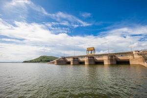 parede da represa cheia de água, tailândia foto