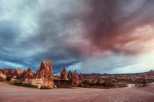 panorama de formações geológicas únicas na capadócia, turquia. foto