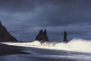 reynisfjara praia de areia preta na islândia foto