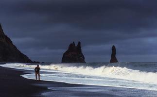 reynisfjara praia de areia preta na islândia foto