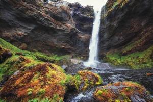 fantástica paisagem de montanhas e cachoeiras na islândia foto