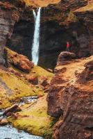 a paisagem pitoresca de montanhas e cachoeira foto