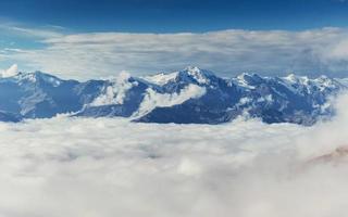 nevoeiro espesso na garganta da passagem da montanha. Geórgia, svaneti. Europa. foto