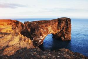 cabo dyrholaey no sul da Islândia. altitude 120 m foto