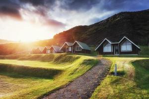 edifícios envelhecem a cidade ao pôr do sol na islândia foto
