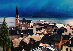 fantásticas vistas da cidade entre as montanhas. hallstatt foto